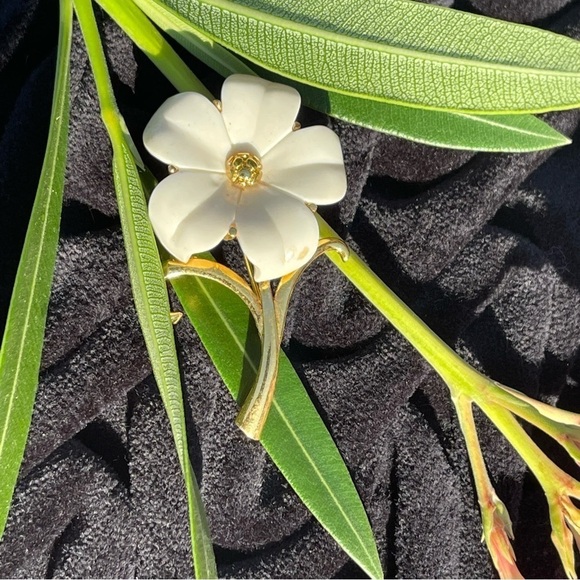 VINTAGE Signature Monet White/GoldTone Flower & Stems Brooch Pin - Picture 5 of 8